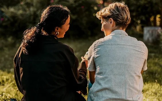 What makes conversations feel natural online?