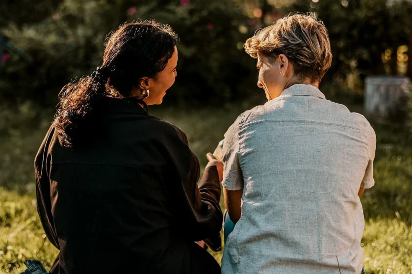 What makes conversations feel natural online?