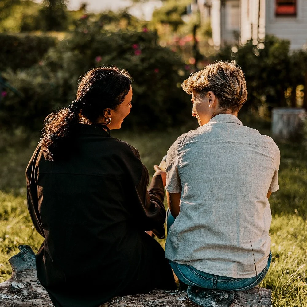 What makes conversations feel natural online?